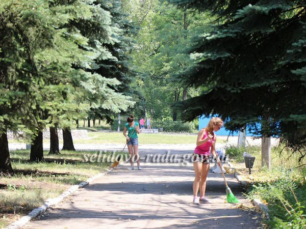В Селидово подростки получили зарплату за работу по благоустройству города