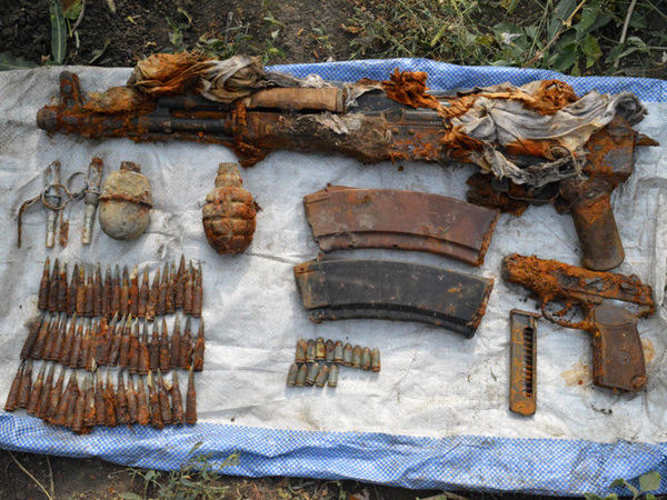 Житель Покровского района, копая яму в огороде, нашел тайник с оружием