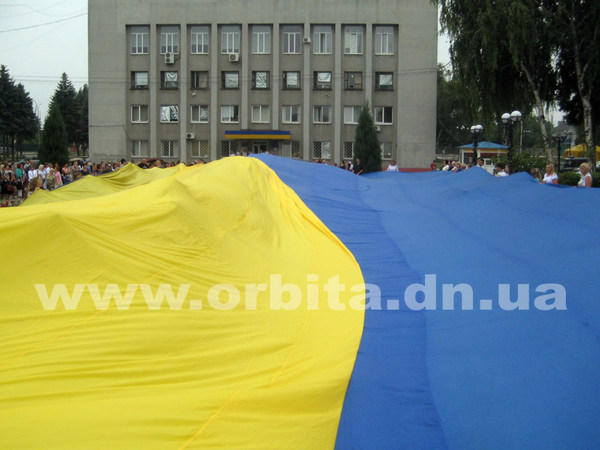 В Покровске развернули огромный флаг Украины
