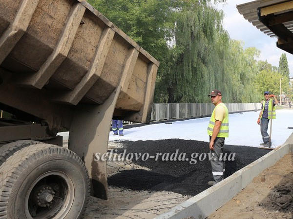 В Селидово продолжается капитальный ремонт моста: начали укладывать асфальт