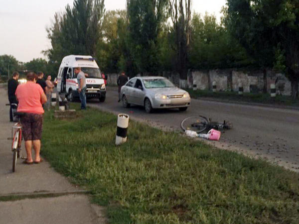 В Покровске пьяный водитель автомобиля сбил женщину-велосипедиста