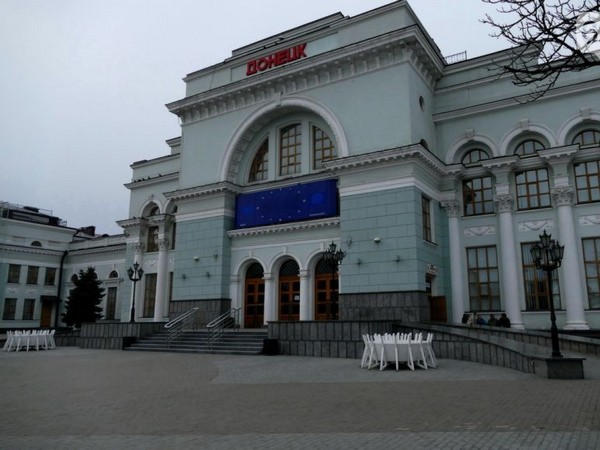 Какие услуги предлагает пустующий железнодорожный вокзал в Донецке