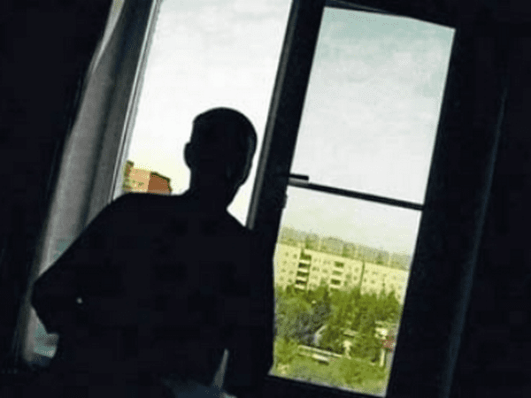 В Селидово подросток выпал из окна седьмого этажа