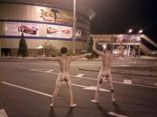 По центру Донецка разгуливают голые мужчины