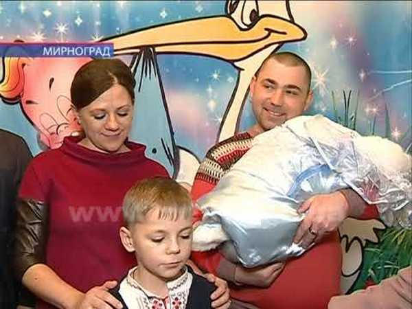 Мэр Мирнограда поздравил ребенка, родившегося первым в 2018 году
