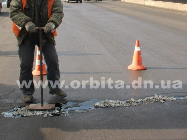 Как выглядит зимний ремонт дорог в Покровске