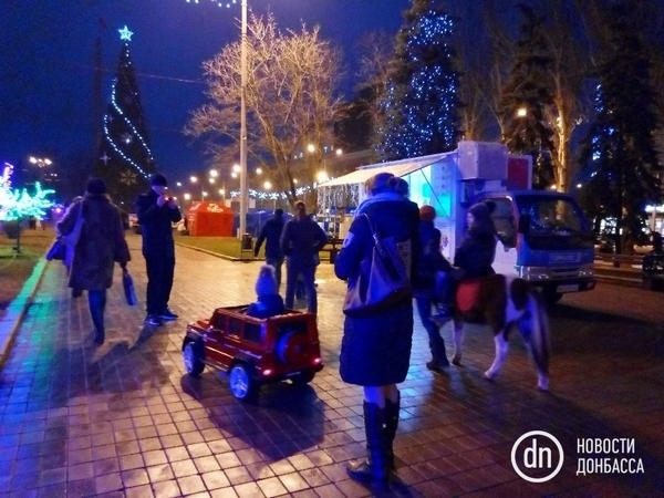 Как развлекались дончане на Рождество возле главной елки Донецка