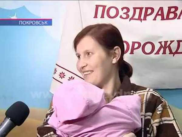 Детей, родившихся первыми в 2018 году в Покровске, торжественно выписали из роддома