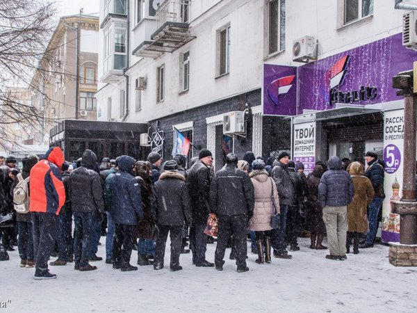Жители Донецка выстраиваются в очереди за стартовыми пакетами «Феникс»