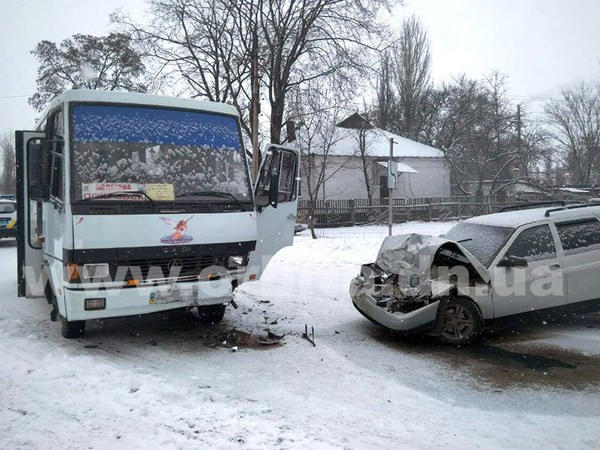 В Мирнограде автомобиль врезался в автобус с пассажирами: есть пострадавшие