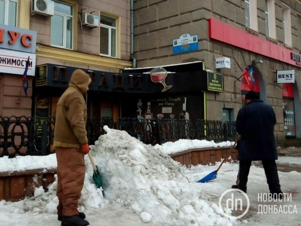 Как в оккупированном Донецке борются со снегом