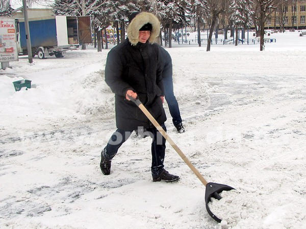 Как мэр Покровска расчищал снег в городе