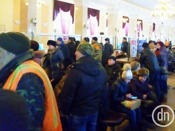 Жители оккупированного Донецка с 5 утра выстраиваются в очереди за стартовыми пакетами «Феникс»