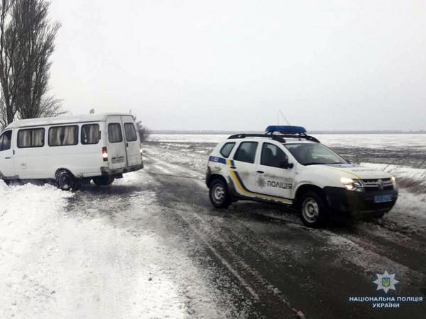 В Покровском районе микроавтобус из снежных сугробов пришлось вызволять полицейским