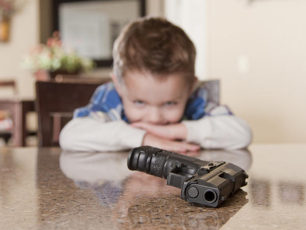 В Мирнограде 3-х летний ребенок прострелил себе ногу из пистолета