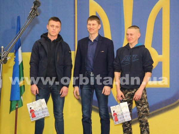 Призывников из Покровска, Селидово и Новогродовки торжественно отправили в армию