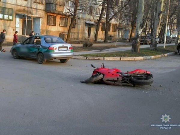 В Покровске 20-летний мотоциклист не справился с управлением и получил многочисленные травмы
