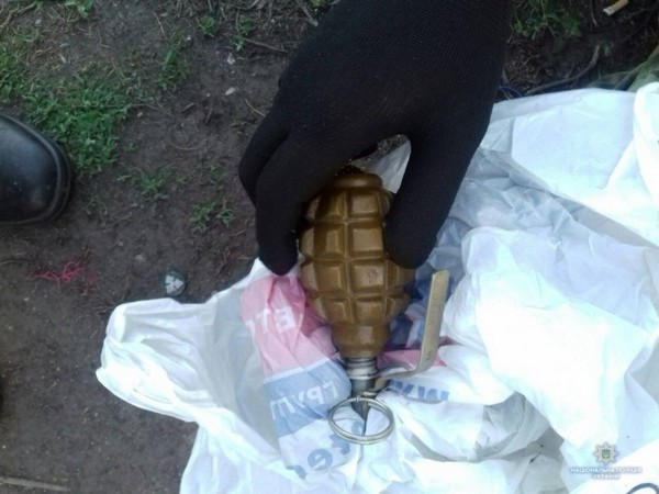 На остановке в Мирнограде задержали пьяного мужчину с гранатой