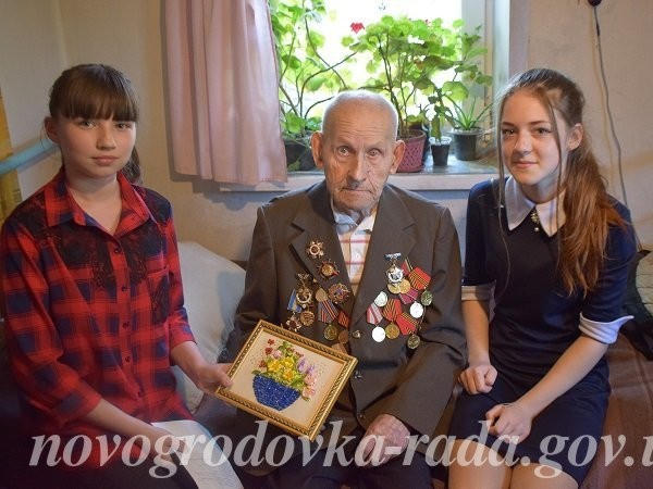 В Новогродовке ветеранов поздравили с Днем Победы