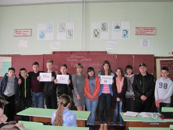 Полицейские убедили школьников Украинска, что курить - вредно
