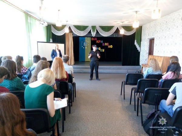 Старшеклассникам Новогродовки полицейские рассказали, как вести себя на каникулах