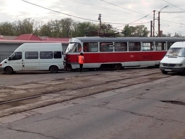 В оккупированном Донецке упорно пытаются «научить» трамваи ездить по асфальту