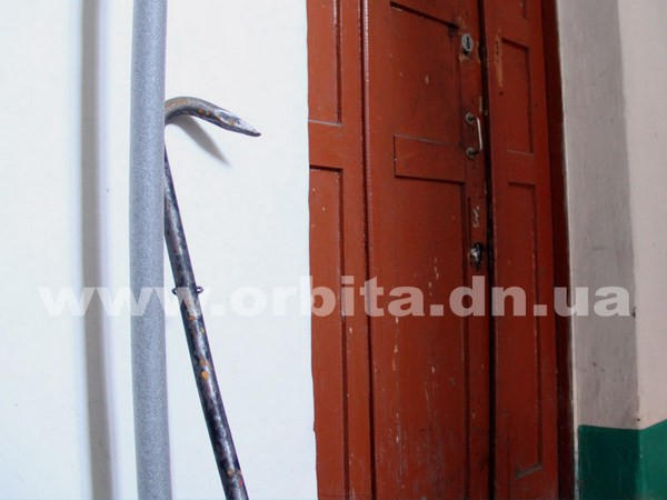 В Покровске беспомощная 90-летняя бабушка находилась пять дней в закрытой квартире
