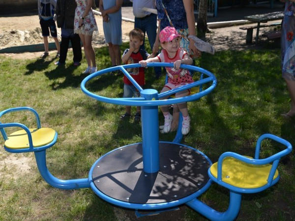В Украинске открыли новую детскую площадку