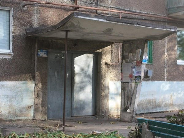 Насколько безопасны бетонные козырьки над подъездами многоэтажек в Новогродовке?