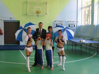 В селе Гришино в сопровождении зонтиков Партии регионов открыли новый школьный спортзал (фото)
