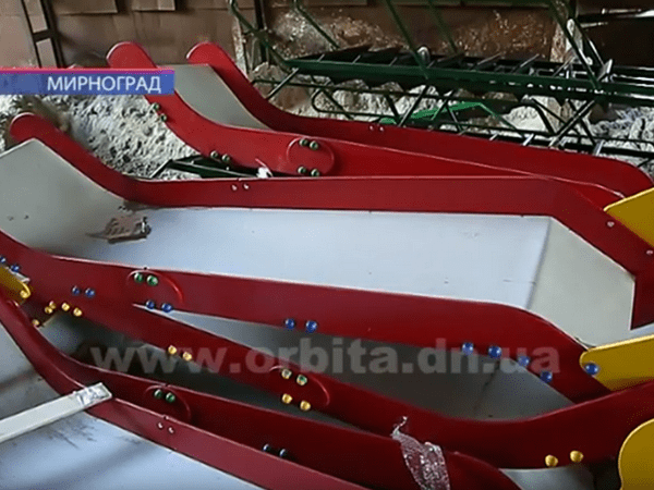 В Мирнограде массово устанавливают современные детские горки