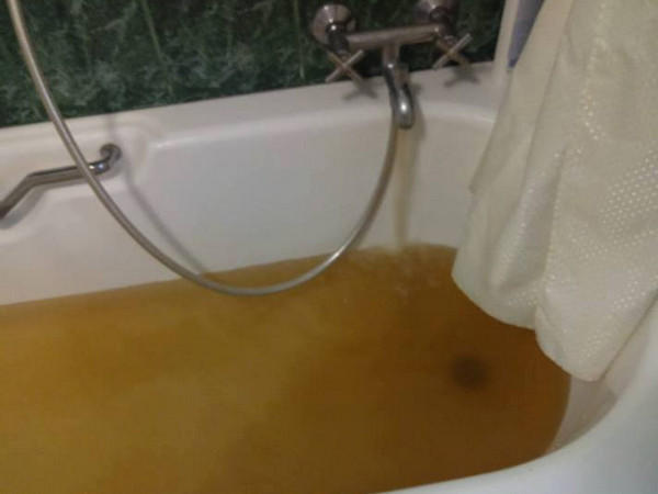 Жители оккупированного Донецка показали, какая вода течет из-под крана