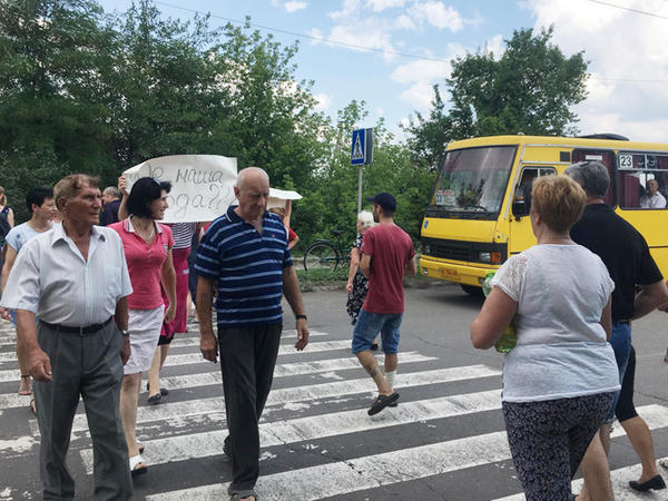 Из-за отсутствия воды жители Мирнограда перекрыли дорогу