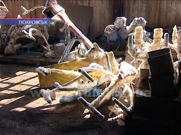 В Покровск доставили целую фуру новых каруселей и спортивных тренажеров