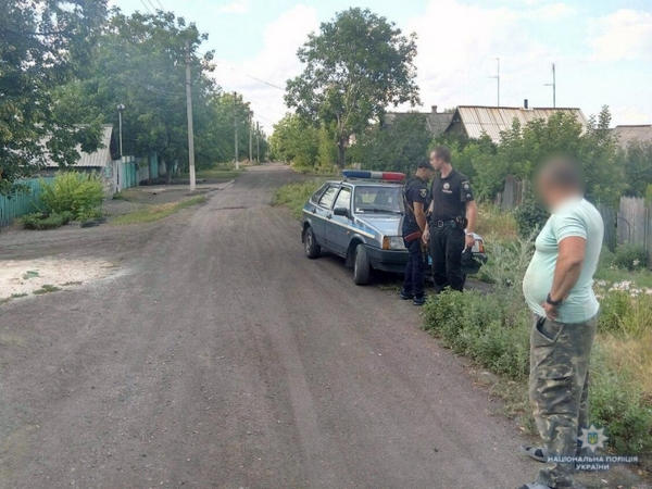 В Мирнограде 12-летний ребенок решил прокатиться на мопеде, врезался в дерево и оказался в больнице