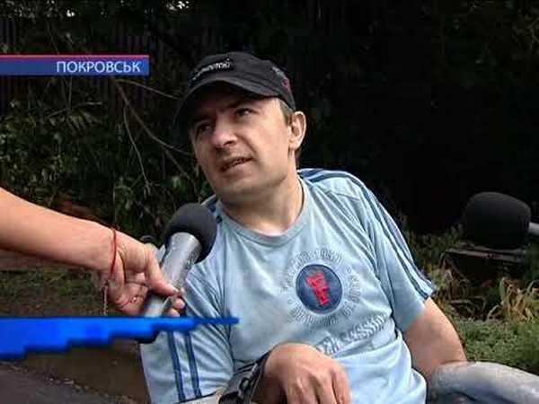 В Покровске устанавливает пандусы для людей с инвалидностью
