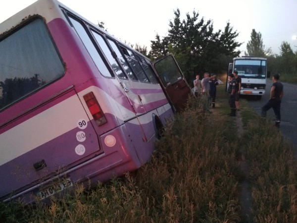 В Селидово рейсовый автобус вылетел в кювет