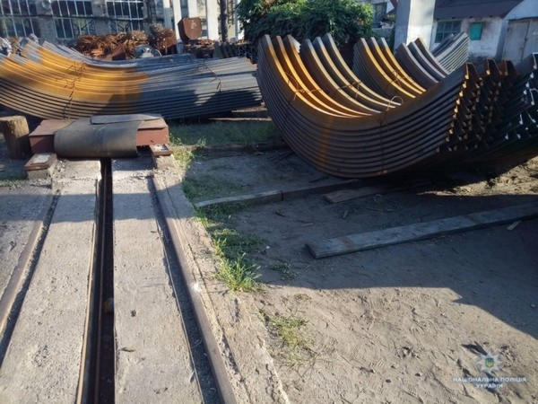 На заводе в Мирнограде на работника упало металлическое перекрытие
