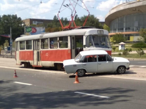 В центре оккупированного Донецка трамвай протаранил легковушку