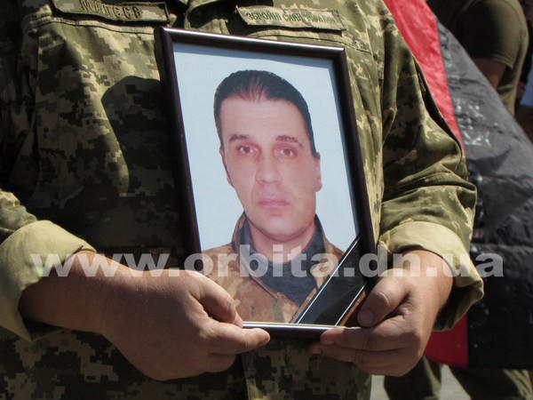 В Покровске провели в последний путь бойца, погибшего во время боя на Луганщине