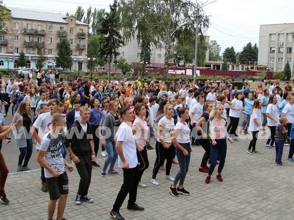 На общегородскую зарядку в Покровске собрались более 500 человек