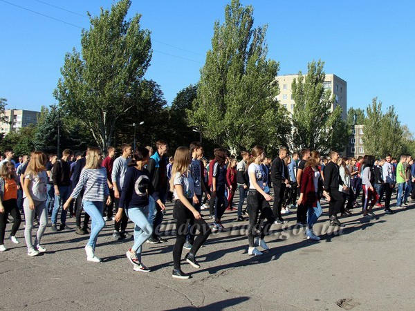 В Селидово более 450 студентов собрались на утреннюю зарядку на центральной площади города