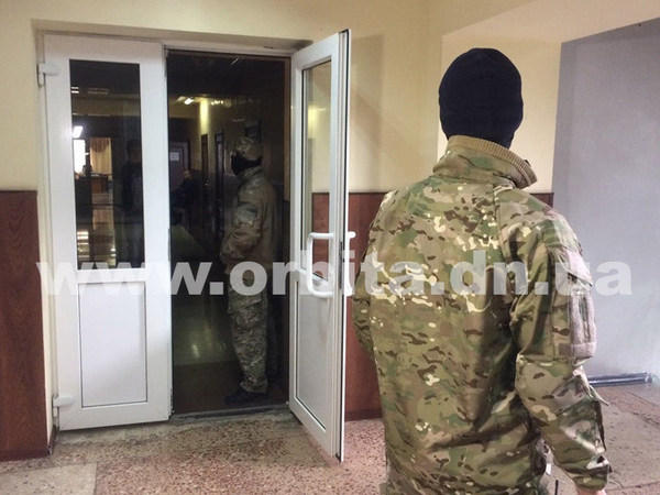 Около 200 силовиков проводят обыски на предприятиях ГП «Мирноградуголь»