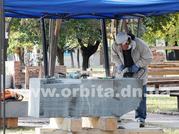 В Покровске скульпторы творят под открытым небом
