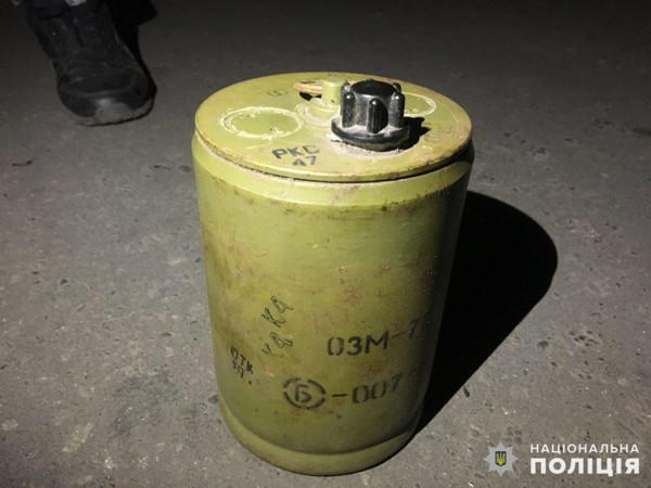В Покровске обнаружили автомобиль, набитый боеприпасами и наркотиками