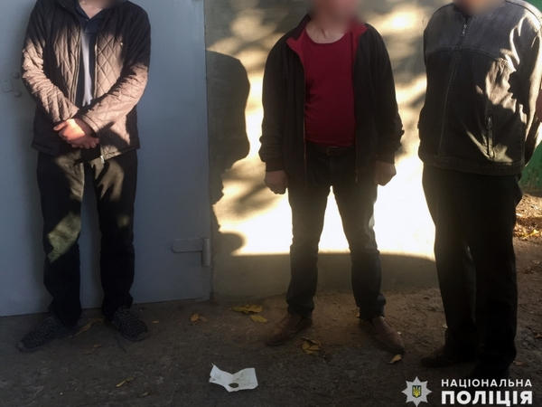 Что находится в карманах у случайных прохожих в Покровске