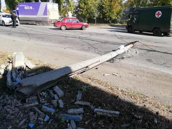 В Покровске Мercedes после столкновения с ВАЗом сбил железобетонную опору