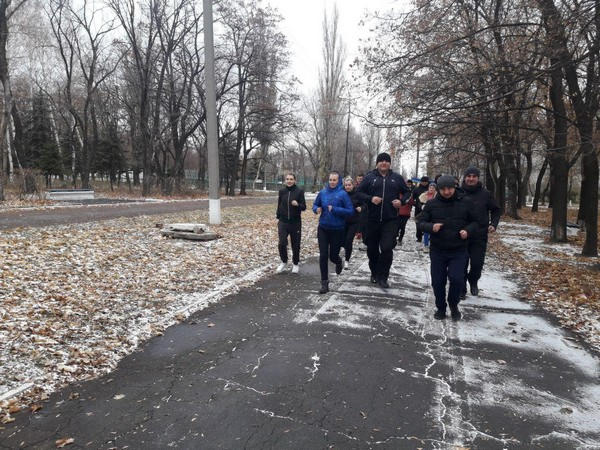 Несмотря на мороз селидовским полицейским пришлось прилично пробежаться