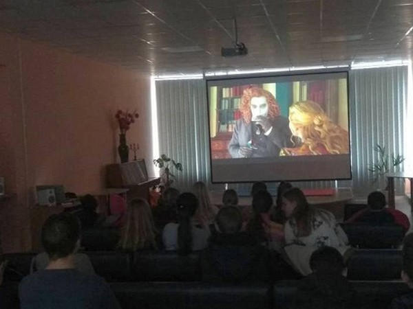 Маленьким жителям Селидово показали «Алису в Зазеркалье»