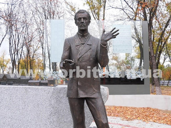 Как выглядит памятник Леонтовичу в Покровске спустя два месяца после открытия